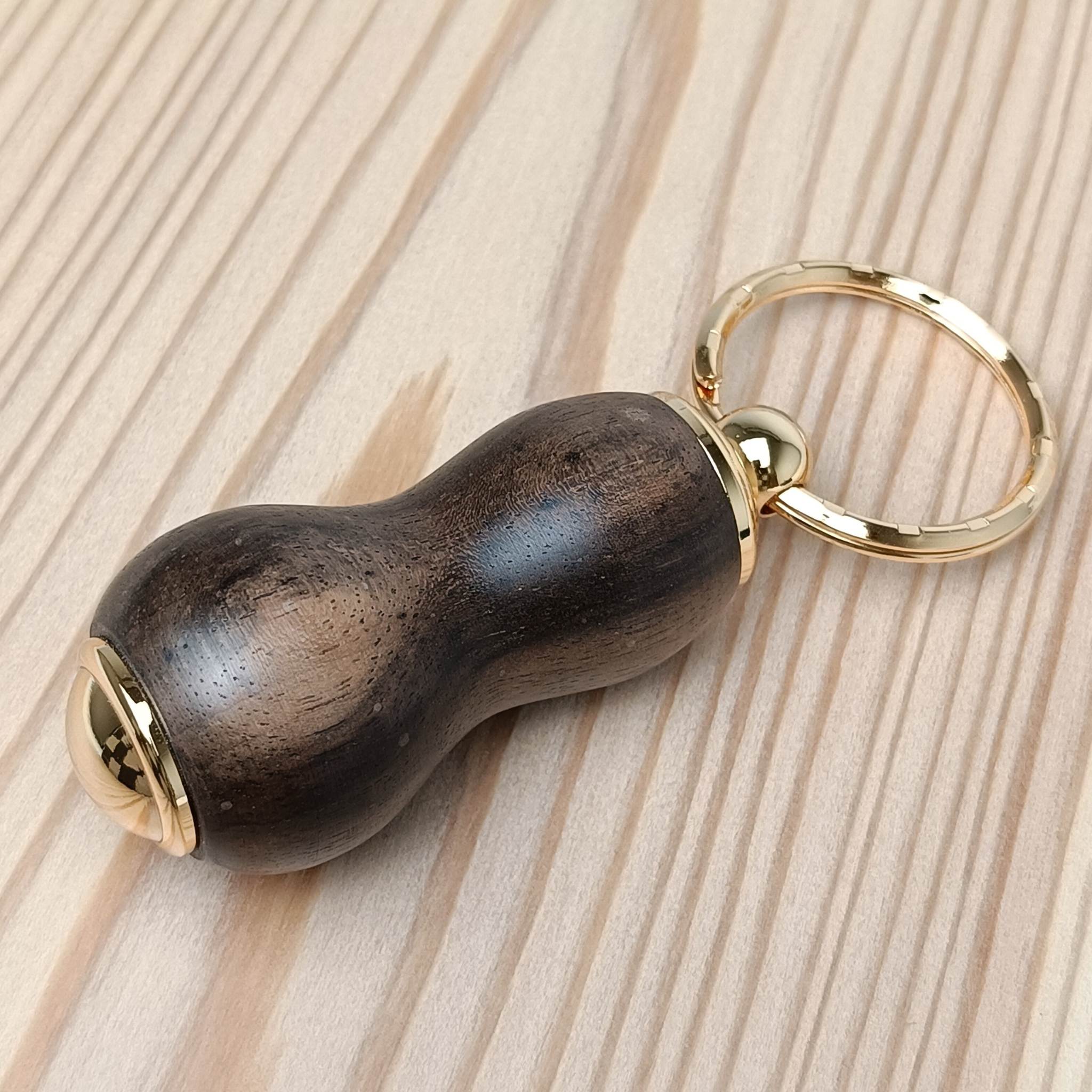 ペットとふたたび歩むための遺骨カプセル │ ひょうたん型のお守り・銘木黒柿・職人の手仕事　