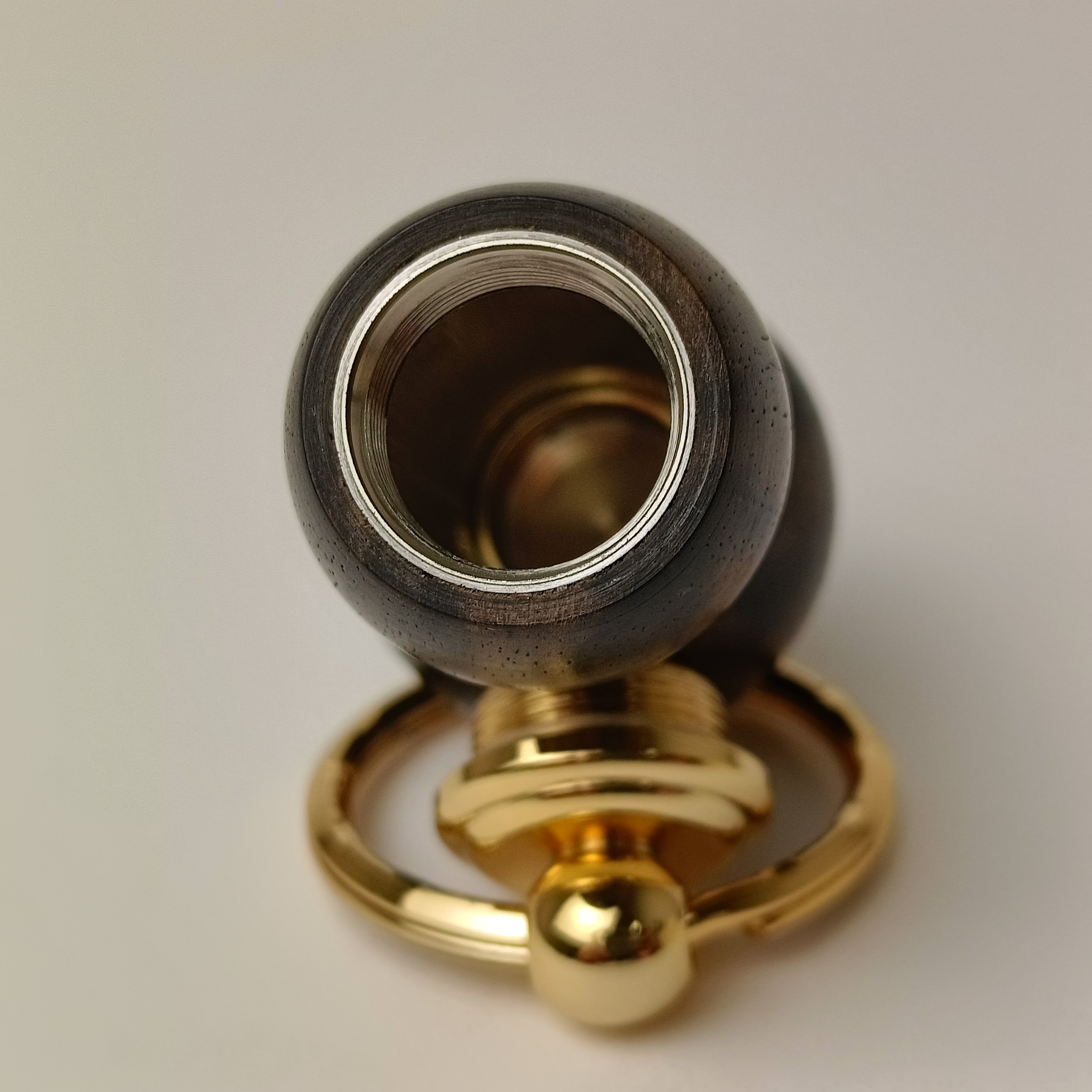 ペットとふたたび歩むための遺骨カプセル │ ひょうたん型のお守り・銘木黒柿・職人の手仕事　